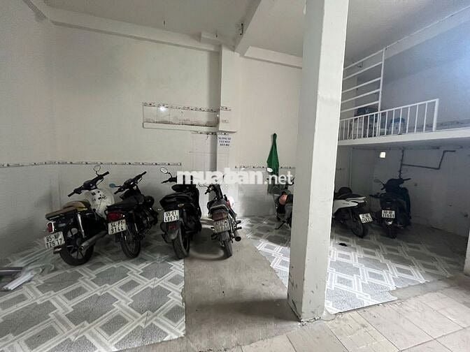 Phòng ngay cầu vượt Sóng Thần,cách khu ĐH Quốc Gia 15 phút xe máy/ bus