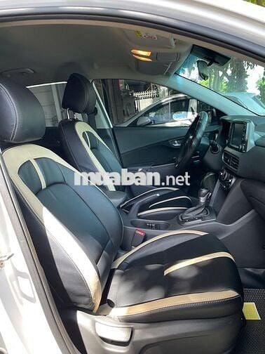Hyundai Kona 2.0 AT Tiêu chuẩn màu trắng