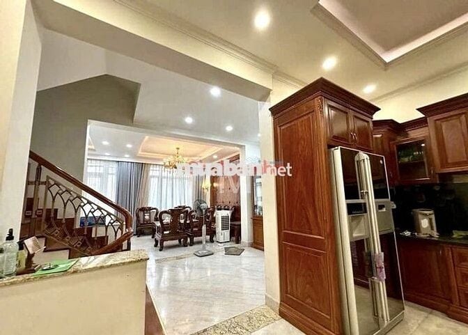 Cho thuê nhà mặt tiền đường Nguyễn Đức Thuận, dt 9x18 trệt 3 lầu