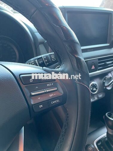 Hyundai Kona 2.0 AT Tiêu chuẩn màu trắng