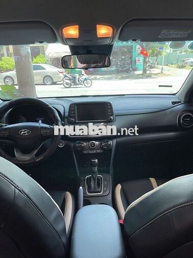 Hyundai Kona 2.0 AT Tiêu chuẩn màu trắng