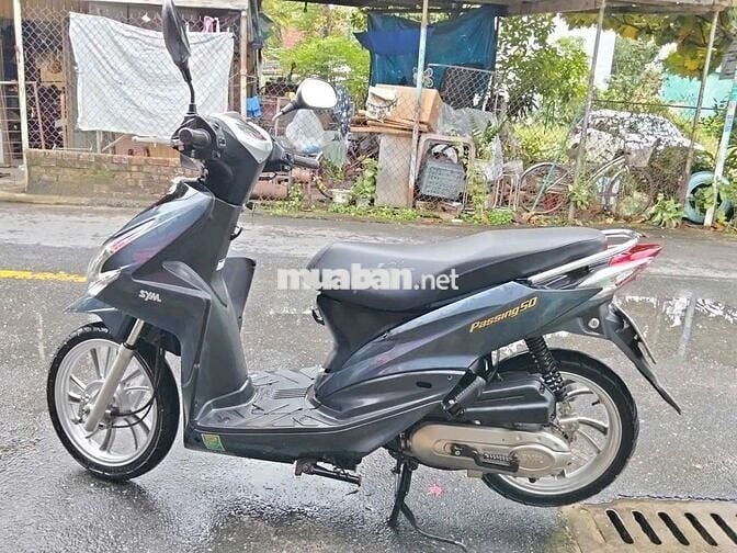 Xe máy SYM Passing màu xám đen, tay ga
