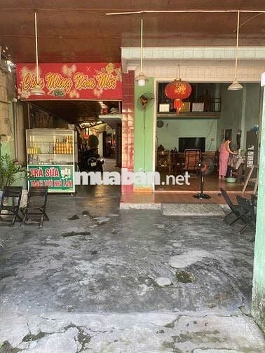 Nhà mặt tiền, nở hậu, nằm trục đường chính.