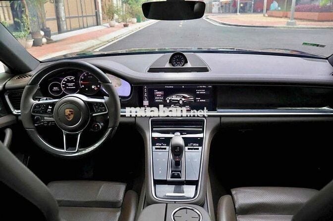 Porsche Panamera 3.0 V6 model 2018