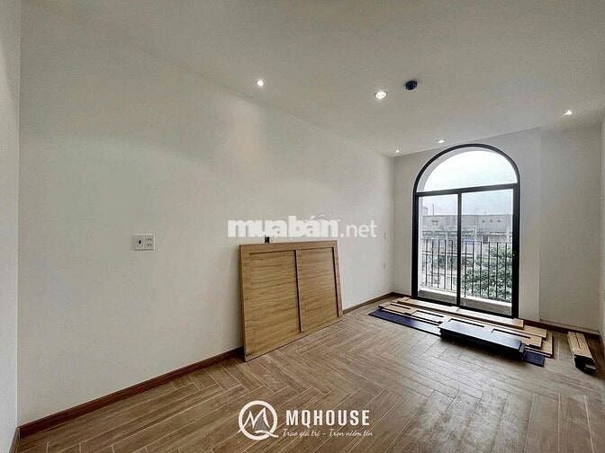 STUDIO BAN CÔNG - TÁCH BẾP - NGAY CẦU VƯỢT HOÀNG HOA THÁM
