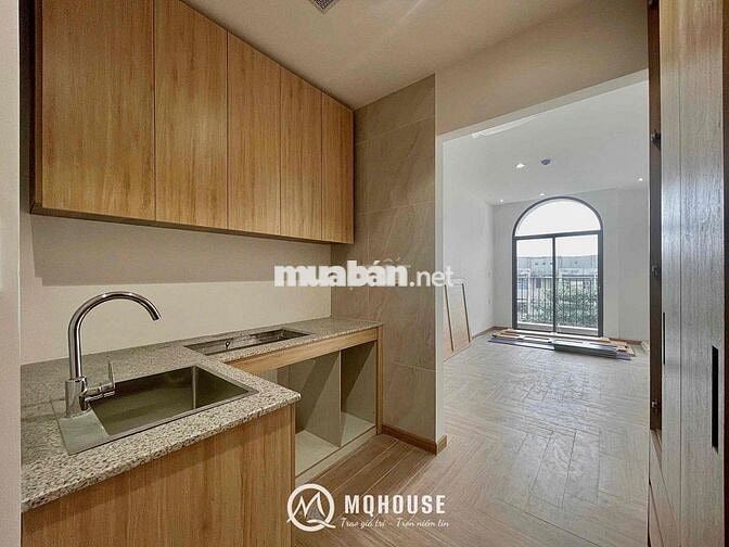 STUDIO BAN CÔNG - TÁCH BẾP - NGAY CẦU VƯỢT HOÀNG HOA THÁM