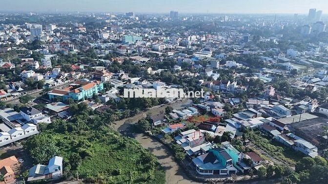 2.6 / Bùi Quốc Khánh, Thế tựa núi ôm sông