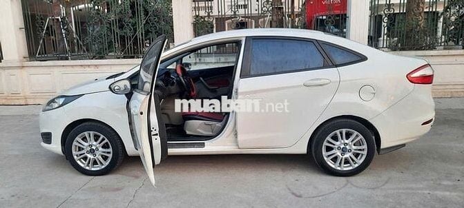 Ford Fiesta 2015 số tự động màu trắng