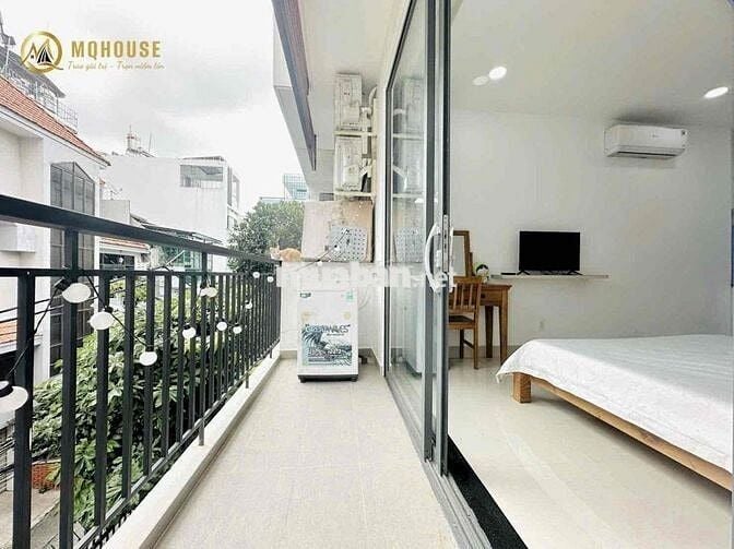Căn hộ full nội thất ban công lớn máy giặt riêng ngay ngã tư hàng xanh