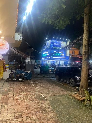 Cho thuê cửa hàng tầng 1 phố Quốc Tử Giám. Diện tích 25m2. Vỉa hè rộng