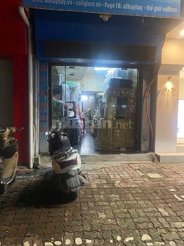 Cho thuê cửa hàng tầng 1 phố Quốc Tử Giám. Diện tích 25m2. Vỉa hè rộng
