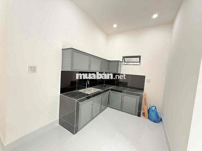 Nhà cấp 4 mới, kiểu hiện đại, ô tô đậu trong sân, gần cầu cần thơ