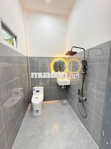 Nhà cấp 4 mới, kiểu hiện đại, ô tô đậu trong sân, gần cầu cần thơ