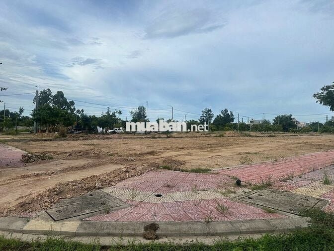 Bán lô đất gần chợ - Trường học - Khu dân cư đông - xây ở ngay