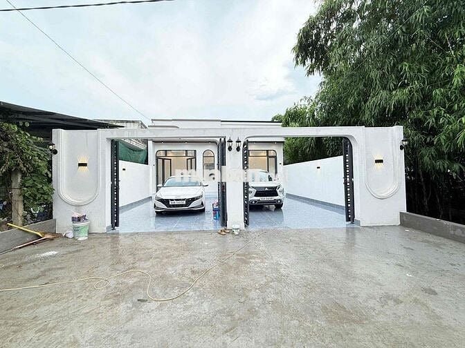 Nhà cấp 4 mới, kiểu hiện đại, ô tô đậu trong sân, gần cầu cần thơ