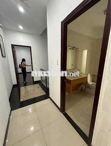 NGANG 6M KHU SANG TRỌNG CÓ SÂN VƯỜN THOÁNG MÁT TRUNG TÂM Q3