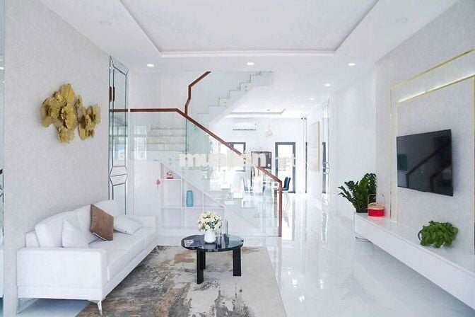 Nhà 1 trệt 1 lầu, 5 x 21m, sổ riêng, trục Hùng Vương, Tp Bến Cát