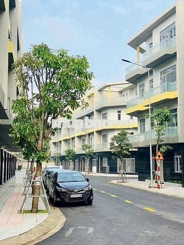 Nhà phố Dĩ An – 3 tầng 1 trệt ngay TTTM TP dĩ an .HCM