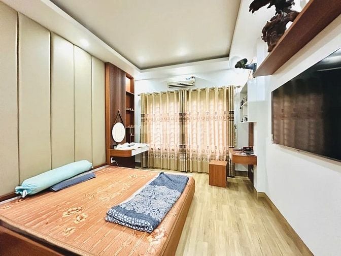 Bán Gấp Lô Vip Trung Kính, gara oto, 100m, 6 tầng, 12,5m MT, Gía 33 tỷ
