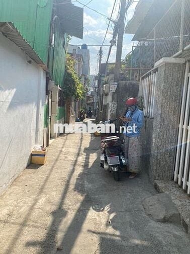 338HBC - Nhà 2 mặt hẻm , đang chia làm 2 để cho thuê