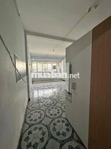 Mặt tiền Hùng Vương, Quận 5. DT: 4x15m, 3 tầng, 4pn 3wc. Chỉ hơn 30tr