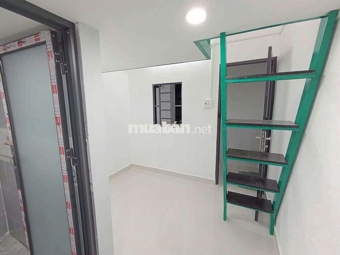 Trọ gác giá rẻ chỉ 4tr2 đứng k đụng đầu gần q1 và q2 ngay Tân Cảng