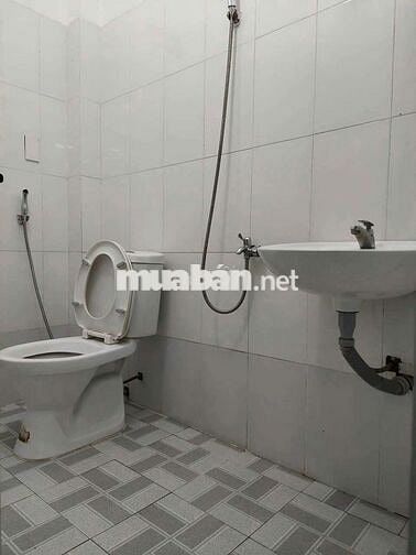 Cho thuê nhà sân xe hơi gần trường cấp 1 2 Đông Hoà
