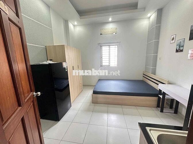 Cho thuê phòng giá rẻ có cửa sổ trời ngay mặt tiền Phùng Văn Cung