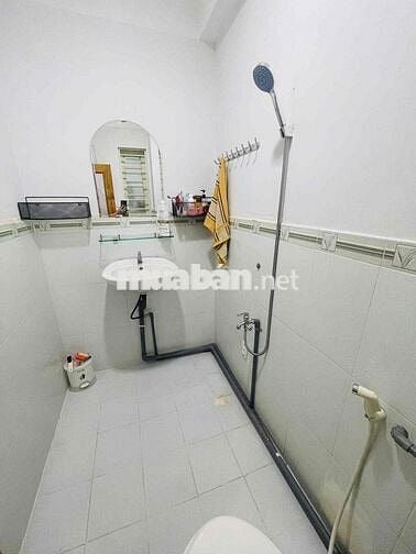 Cho thuê phòng giá rẻ có cửa sổ trời ngay mặt tiền Phùng Văn Cung