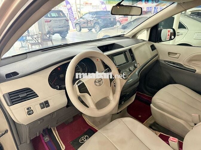 Toyota Sienna 2.7L 2010 màu vàng cát