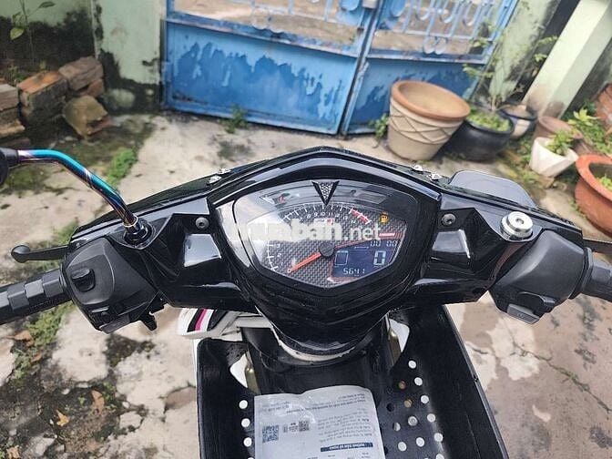 Xe 135 xuống ao