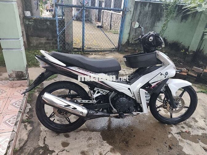 Xe 135 xuống ao