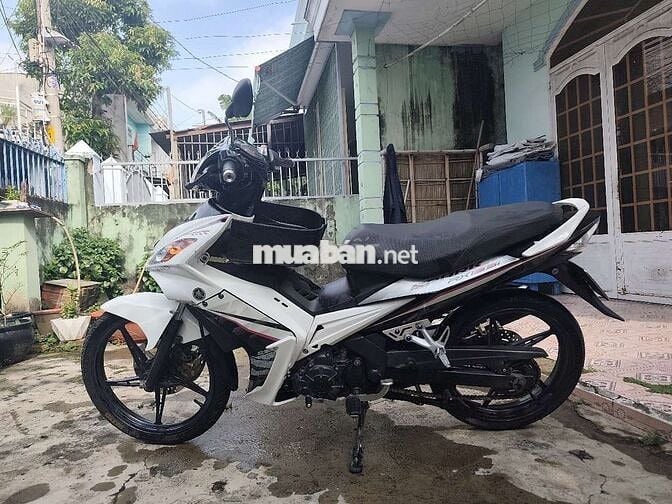 Xe 135 xuống ao