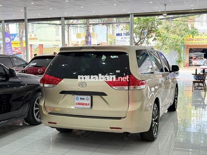 Toyota Sienna 2.7L 2010 màu vàng cát