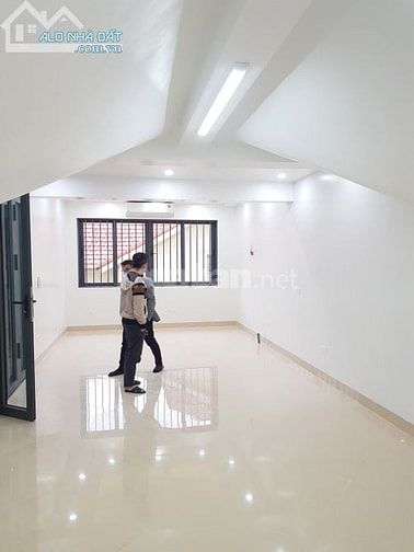 Cho thuê biệt thự ngõ 214 nguyễn xiển 180m x5T thang máy