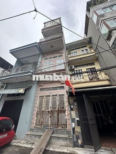 Nhà 4 tầng dân xây cạnh QL32 gần ĐHCN, ô tô dừng đỗ tại cửa Nhà 4 tầng dân xây cạnh QL32 gần ĐHCN, ô tô dừng đỗ tại cửa