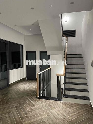 Nhà mặt tiền 80m2, với 30m2 vỉa hè riêng. Chính chủ