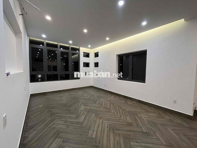Nhà mặt tiền 80m2, với 30m2 vỉa hè riêng. Chính chủ