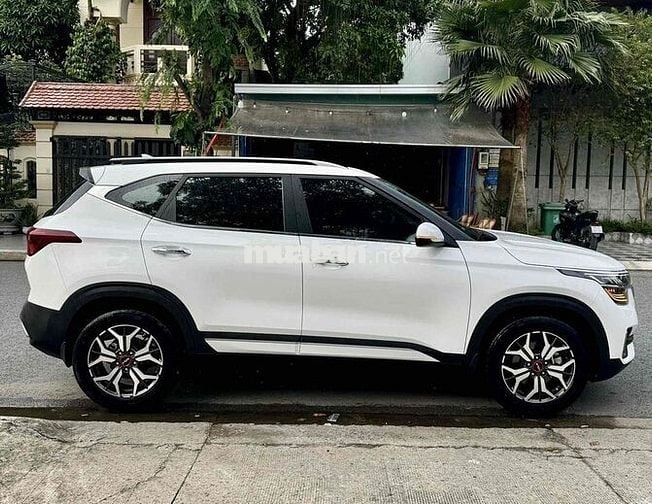 Kia Seltos 2022 Premium 1.6 AT - 10000 km