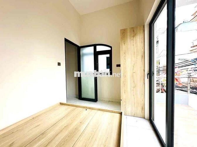 Nhà mặt tiền Đoàn Văn B kinh doanh sầm uất. Khó tìm- Trung Tâm quận 4