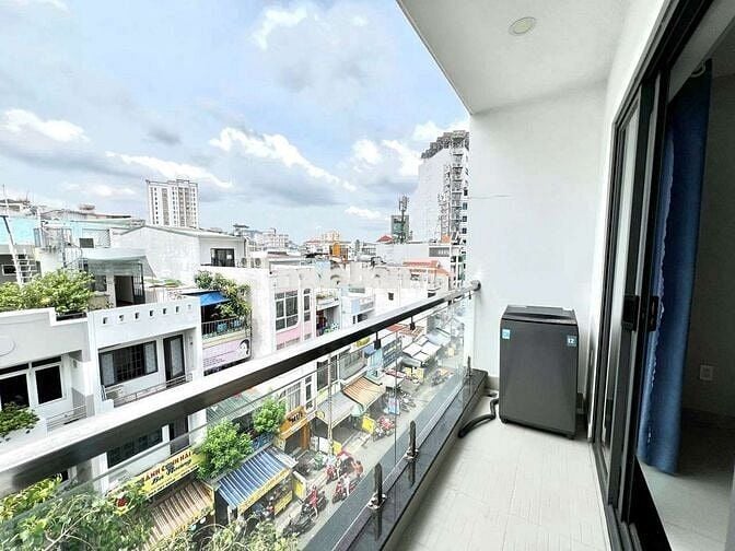 CĂN 1 PN TÁCH BẾP, BAN CÔNG RỘNG, THOÁNG FULL NỘI THẤT NGAY SÁT HUTECH