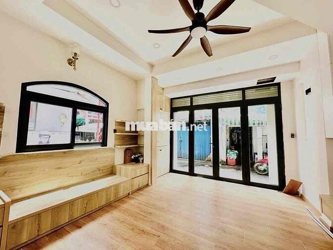 Nhà mặt tiền Đoàn Văn B kinh doanh sầm uất. Khó tìm- Trung Tâm quận 4