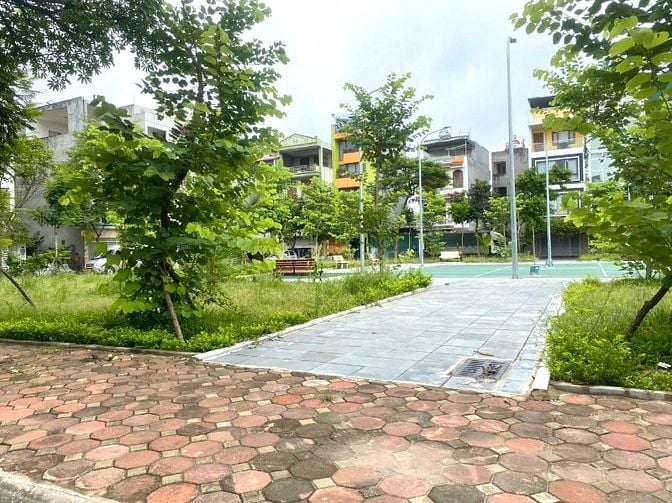Phân Lô TDC Giang Biên vỉa hè oto tránh view vườn hoa dt 90m2 mt 6m