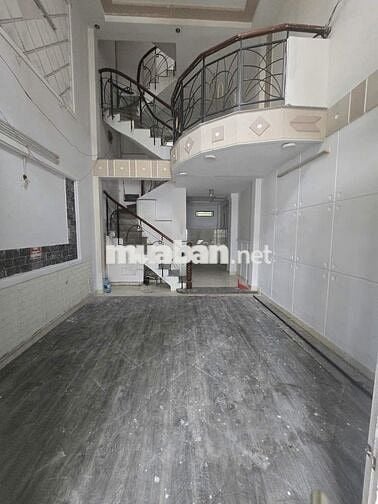 Nhà 4 tầng, xe hơi đậu trước nhà, rộng rãi, an ninh