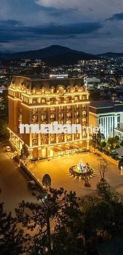 Lô thương mại nằm ngay trong Tổ hợp TTTMvà khách sạn 5 sao