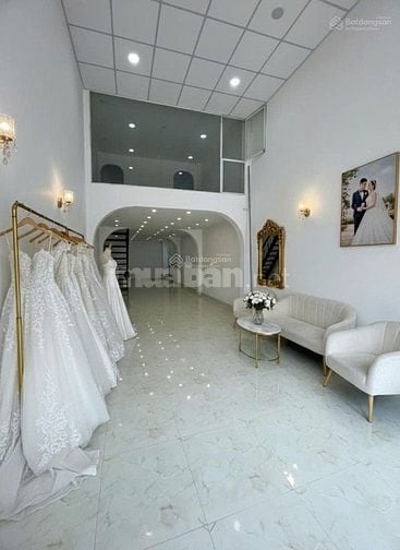 CHO THUÊ NHÀ NHƯ MỚI ỐP KÍNH MẶT TIỀN HỒ BÁ KIỆN Q10 GIÁ 30 TRIỆU