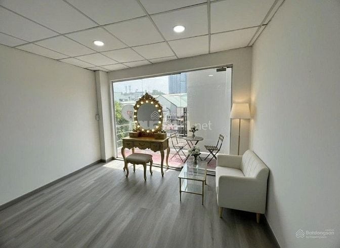 CHO THUÊ NHÀ NHƯ MỚI ỐP KÍNH MẶT TIỀN HỒ BÁ KIỆN Q10 GIÁ 30 TRIỆU
