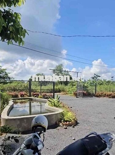 Bán gần 900m2 đất vườn sẵn 100m2 thổ cư,nhà cấp 4 ,tiếp giáp suối bên