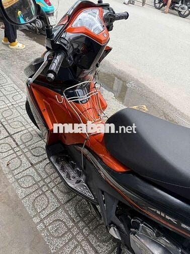 Xe máy Honda Air Blade màu cam đen