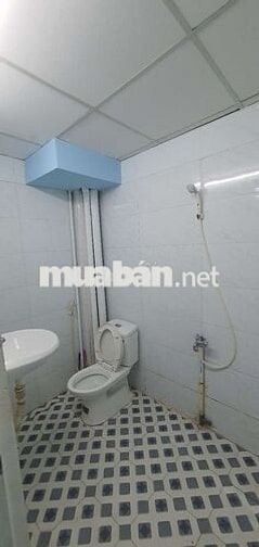 Cho thuê nhà ngay vong xoay Âu Cơ Lê Đại Hành, dt: 3,5x12m trệt gác